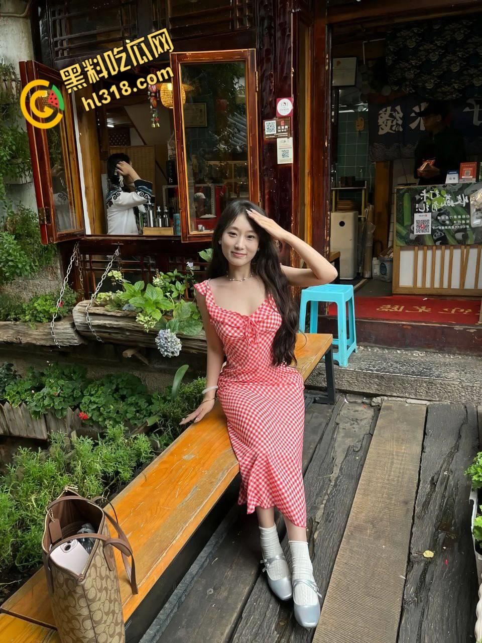 热恋期情侣出租房视频流出,520拍裸照纪念,黑丝美乳露脸口交,被男友拽住双手,猛插多毛粉穴!