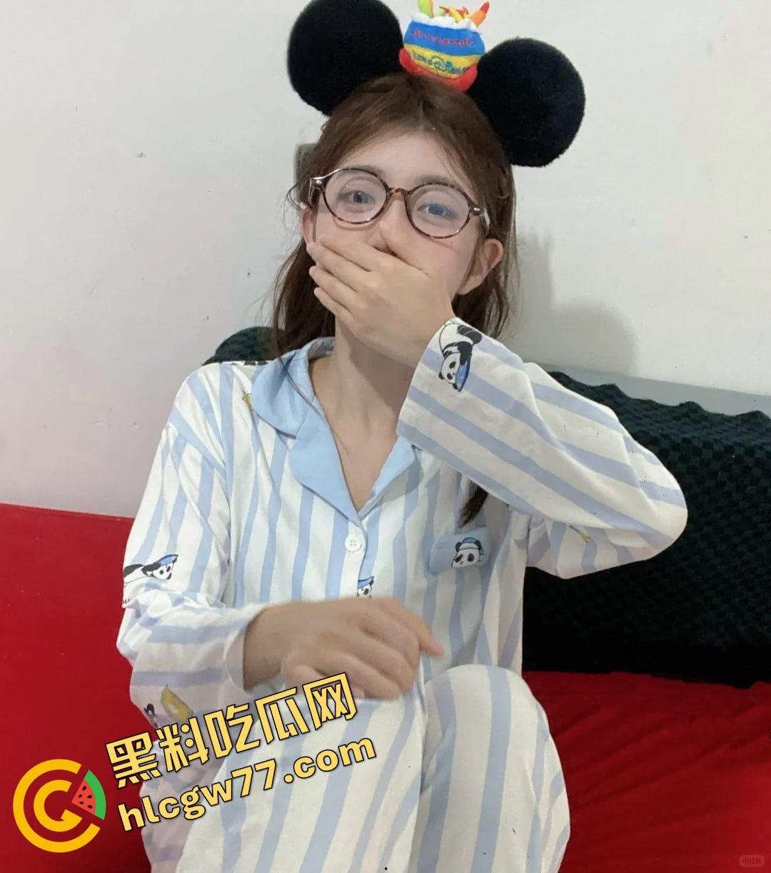 唐山邻居眼镜小妹『黎蒨』私拍曝光，被隔壁猥琐老王假借送礼为由，拉到厕所强制深喉打脸！