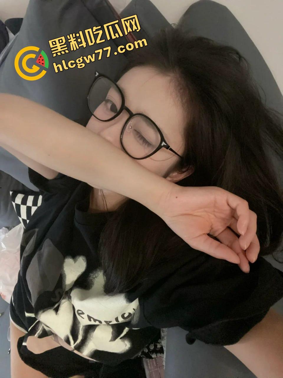 唐山邻居眼镜小妹『黎蒨』私拍曝光,被隔壁猥琐老王假借送礼为由,拉到厕所强制深喉打脸!