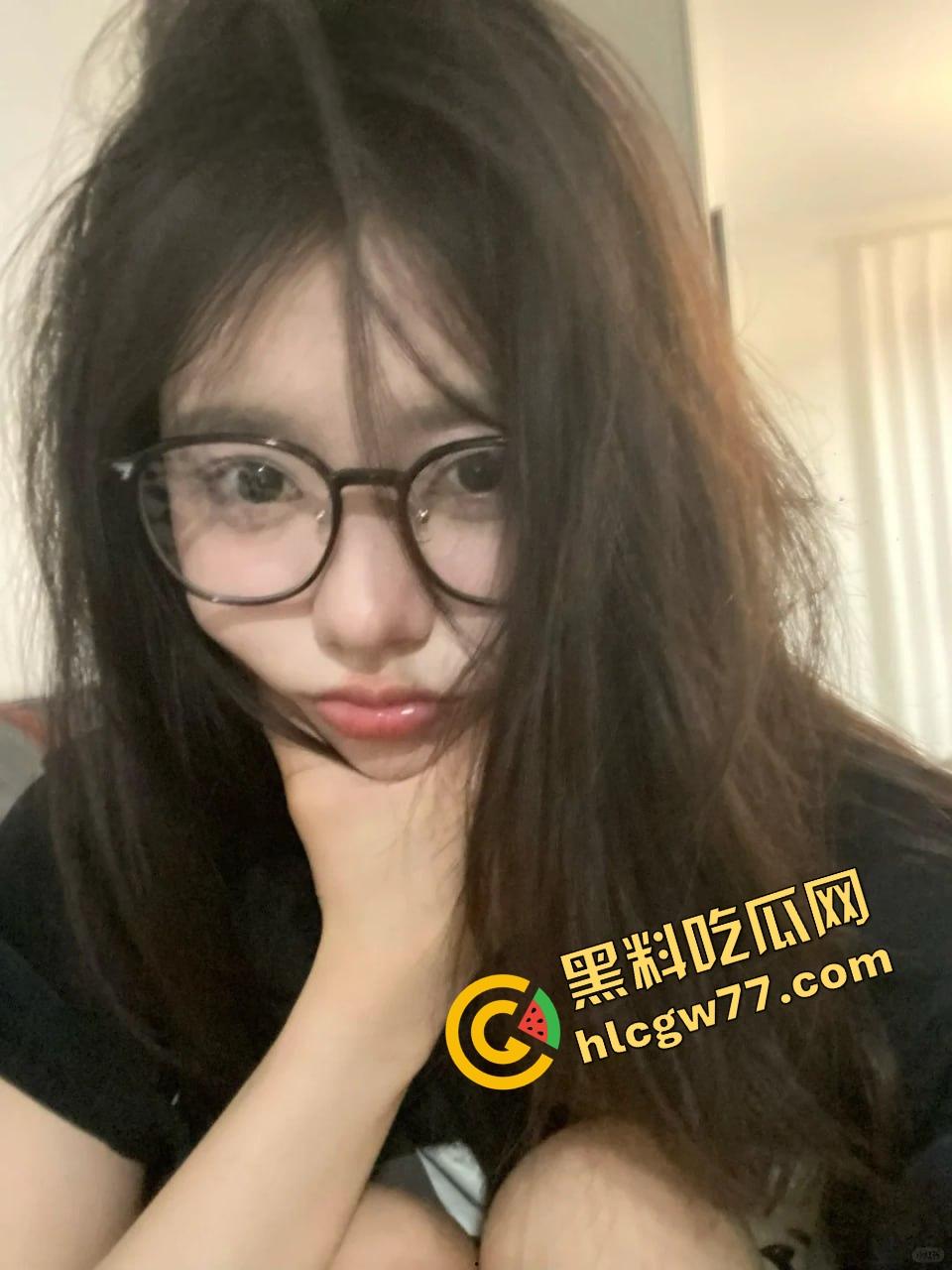 唐山邻居眼镜小妹『黎蒨』私拍曝光,被隔壁猥琐老王假借送礼为由,拉到厕所强制深喉打脸!