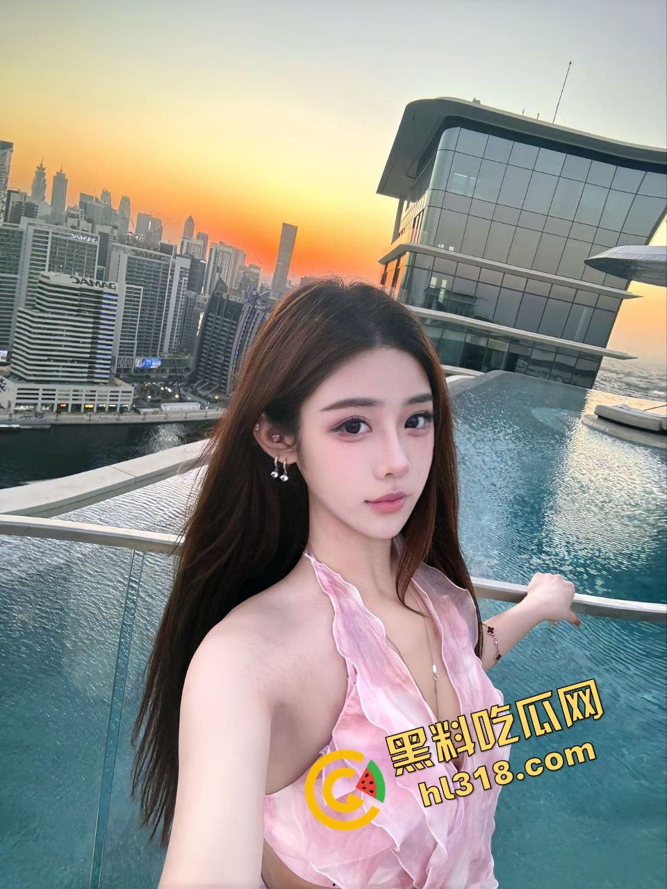 城里人真会玩,玻璃当镜子不够刺激?窗帘都懒得拉,女主直接对着玻璃开车,华为用户一键高清记录!