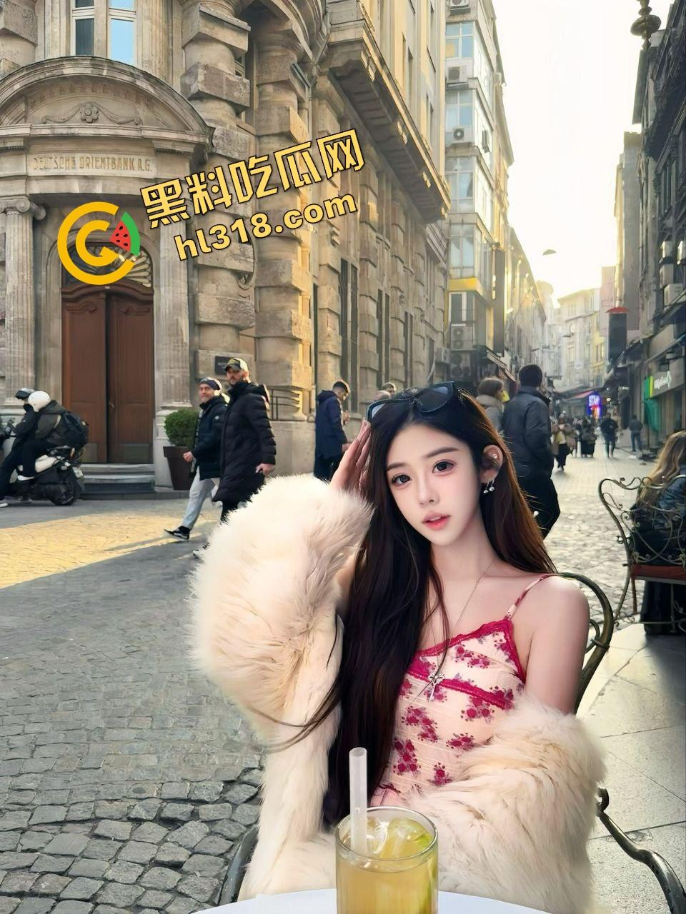 城里人真会玩,玻璃当镜子不够刺激?窗帘都懒得拉,女主直接对着玻璃开车,华为用户一键高清记录!