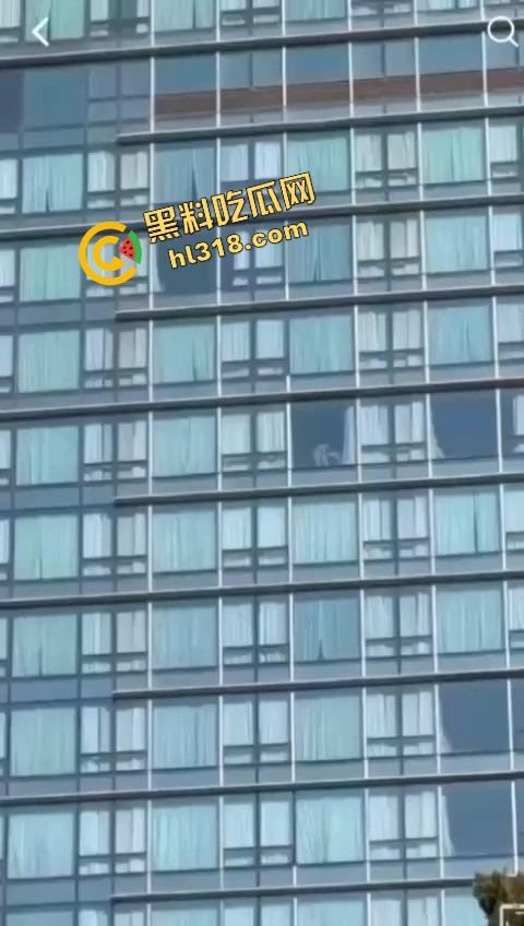 城里人真会玩,玻璃当镜子不够刺激?窗帘都懒得拉,女主直接对着玻璃开车,华为用户一键高清记录!