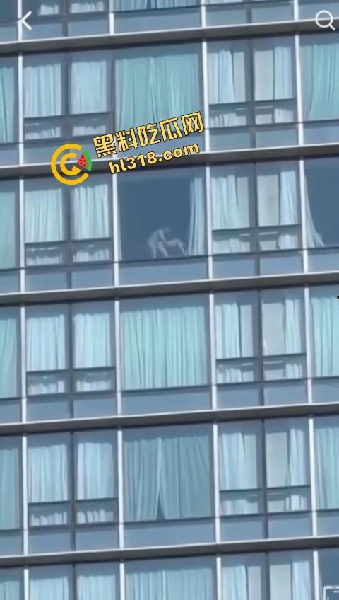 城里人真会玩,玻璃当镜子不够刺激?窗帘都懒得拉,女主直接对着玻璃开车,华为用户一键高清记录!