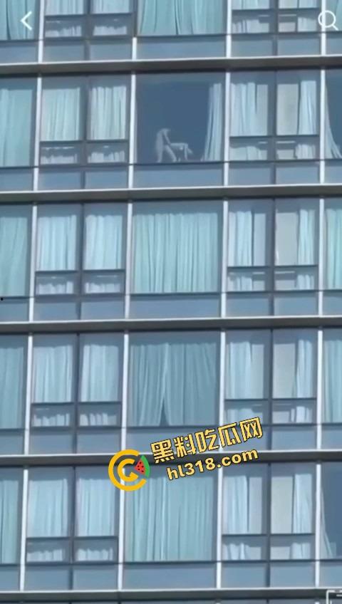 城里人真会玩,玻璃当镜子不够刺激?窗帘都懒得拉,女主直接对着玻璃开车,华为用户一键高清记录!