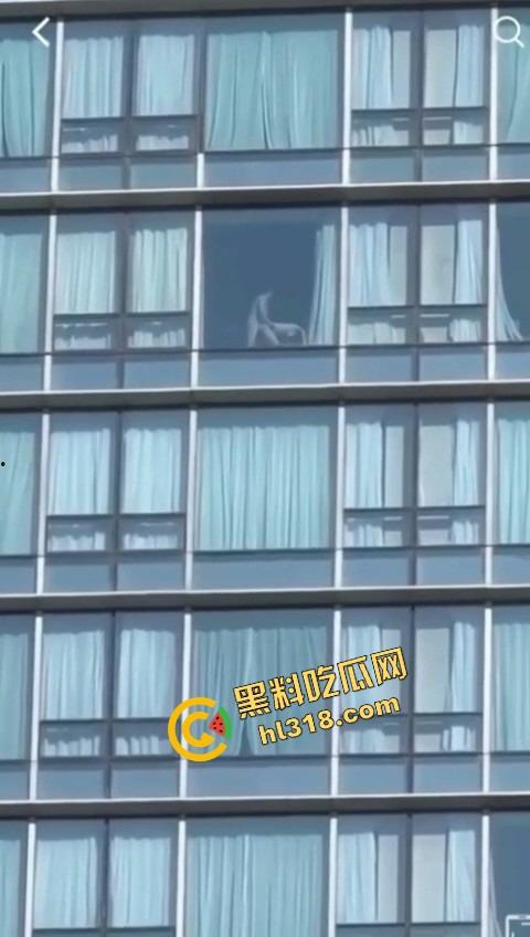 城里人真会玩,玻璃当镜子不够刺激?窗帘都懒得拉,女主直接对着玻璃开车,华为用户一键高清记录!