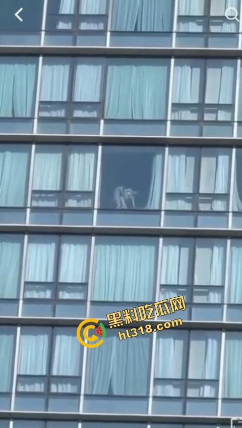 城里人真会玩,玻璃当镜子不够刺激?窗帘都懒得拉,女主直接对着玻璃开车,华为用户一键高清记录!