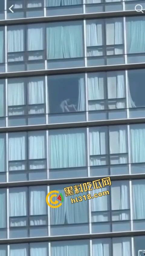 城里人真会玩,玻璃当镜子不够刺激?窗帘都懒得拉,女主直接对着玻璃开车,华为用户一键高清记录!