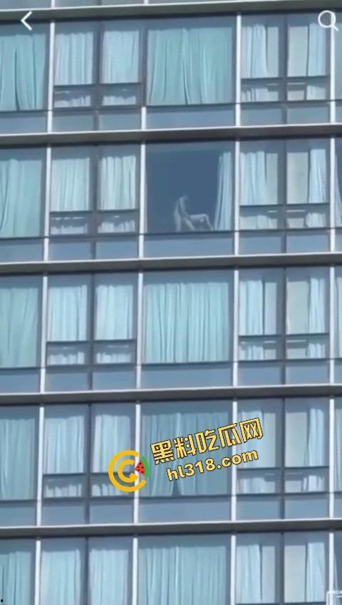 城里人真会玩,玻璃当镜子不够刺激?窗帘都懒得拉,女主直接对着玻璃开车,华为用户一键高清记录!