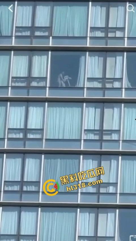 城里人真会玩,玻璃当镜子不够刺激?窗帘都懒得拉,女主直接对着玻璃开车,华为用户一键高清记录!