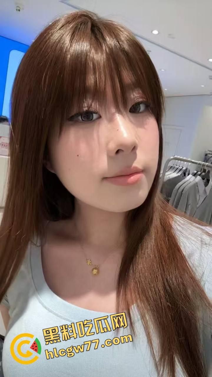 洛阳春药少妇路边失控，躺路沿石抠逼自慰，浪叫老公快操我，家里是没床吗？