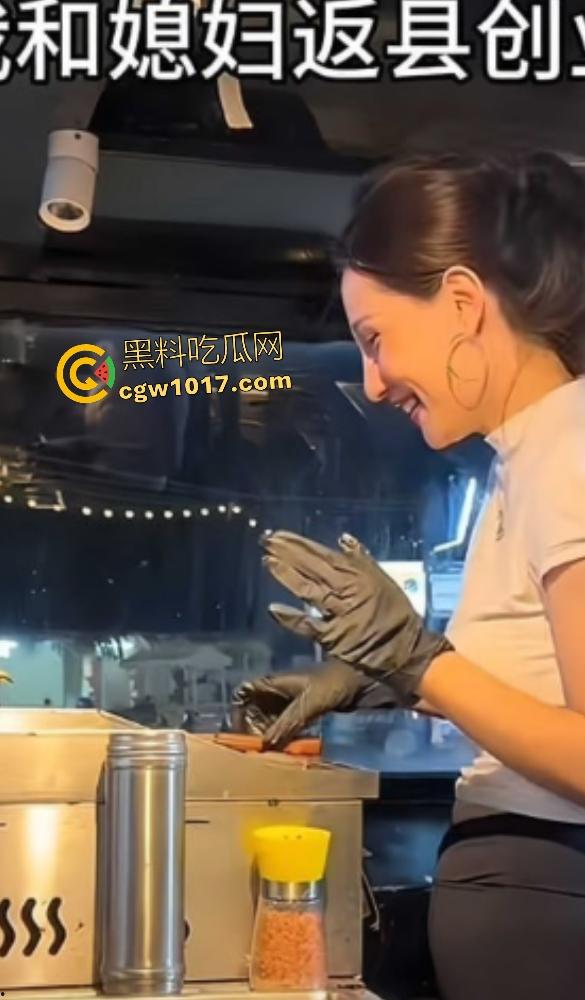 抖音【老运汉堡王】老板夫妇床战炸裂曝光,趁店没顾客直接开操,骑乘奶子下垂如50岁大妈,有骚劲还有股牛肉味!