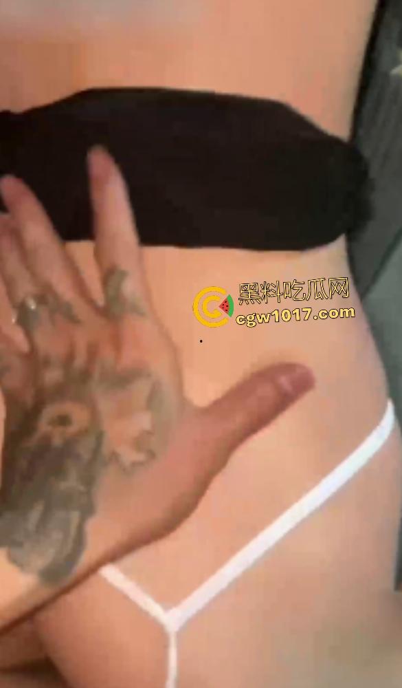 抖音【老运汉堡王】老板夫妇床战炸裂曝光,趁店没顾客直接开操,骑乘奶子下垂如50岁大妈,有骚劲还有股牛肉味!