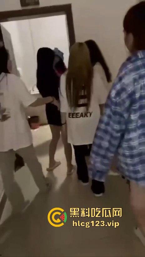 校园霸凌升级!精神小妹厕所暴打,血溅满地,衣服全给扒光,精神小伙拍得乐开花!