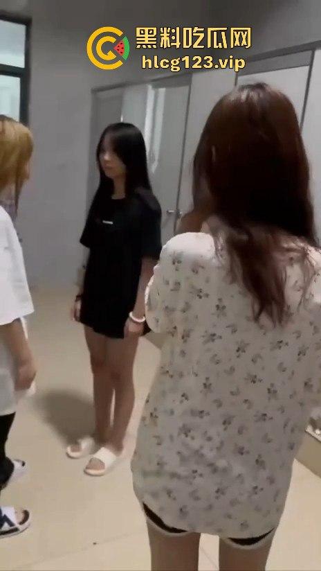 校园霸凌升级!精神小妹厕所暴打,血溅满地,衣服全给扒光,精神小伙拍得乐开花!