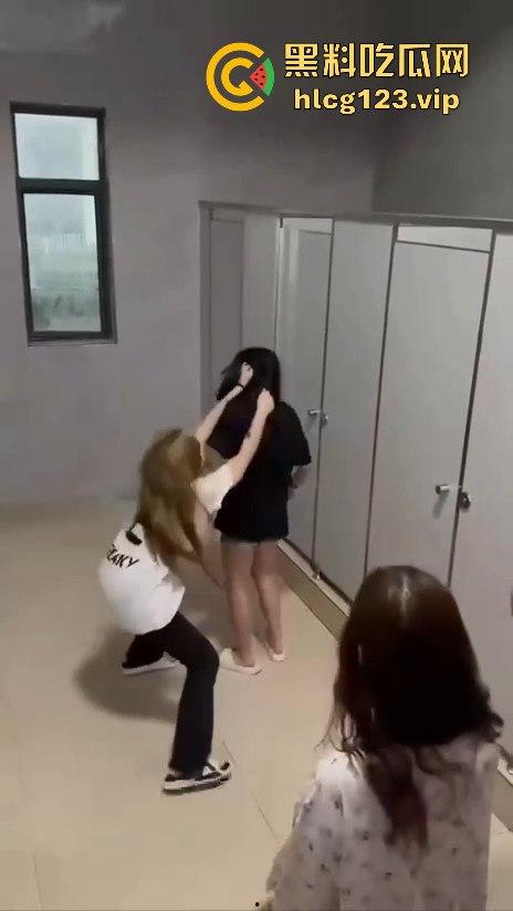 校园霸凌升级!精神小妹厕所暴打,血溅满地,衣服全给扒光,精神小伙拍得乐开花!