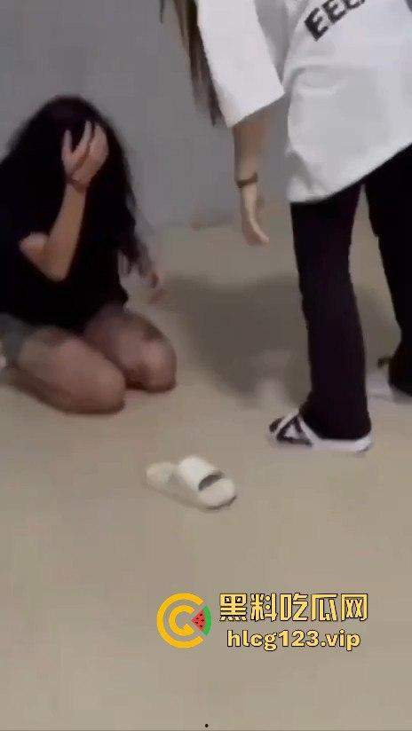 校园霸凌升级!精神小妹厕所暴打,血溅满地,衣服全给扒光,精神小伙拍得乐开花!