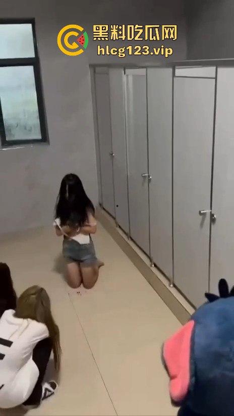 校园霸凌升级!精神小妹厕所暴打,血溅满地,衣服全给扒光,精神小伙拍得乐开花!