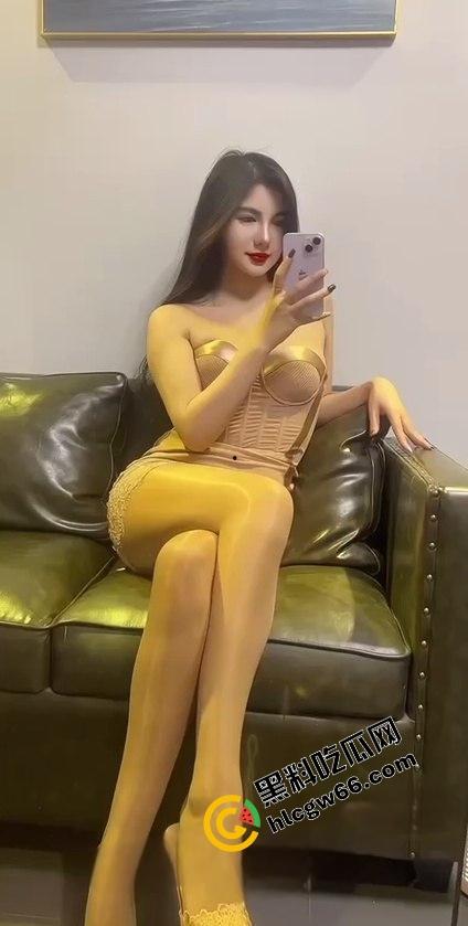 抖音骚逼【依依雅】装纯圈钱,说好2000上门见面喊7000,操都操了还玩临时加价,真当大哥是怨种?