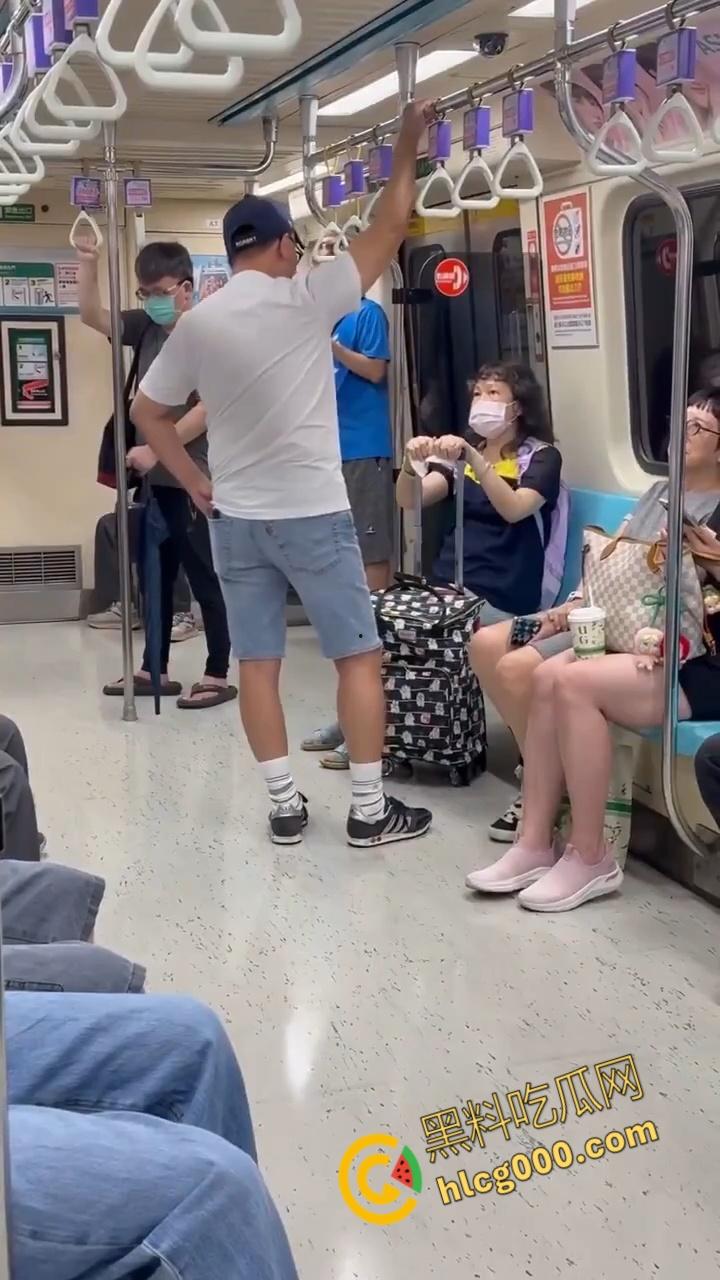 台北地铁上演魔法大战!阿伯阿嬷座位之争秒变咒术对决,乘客笑到扶墙,这波是哈利波特vs.邓布利多?