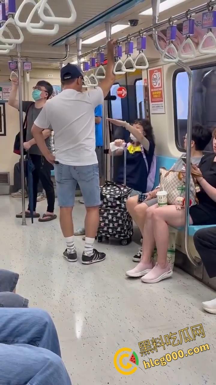 台北地铁上演魔法大战!阿伯阿嬷座位之争秒变咒术对决,乘客笑到扶墙,这波是哈利波特vs.邓布利多?