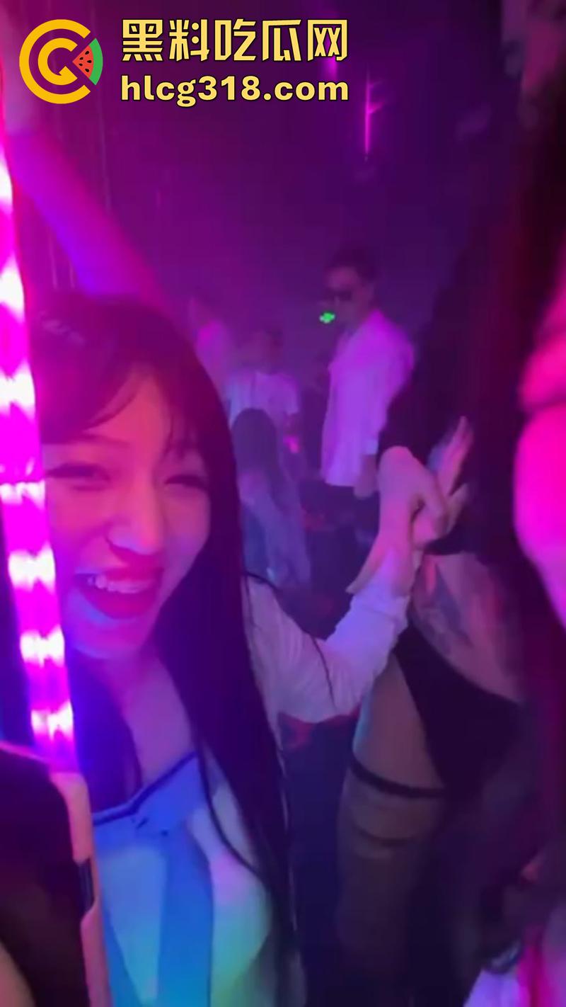 校园女神竟是舔肛狂人,湖北师范学院【胡茜婷】,众人追捧的校园女神,私下秒变母狗,小粉穴超诱人!