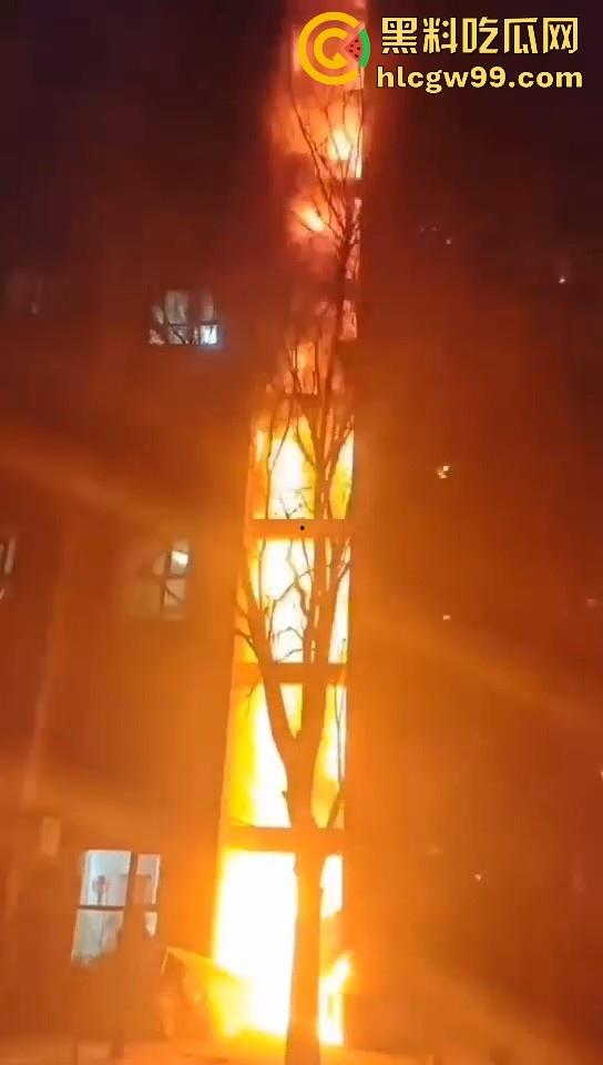 河北石家庄惊现火灾，据说是老头老奶积攒多年的纸箱着火的，现场火光冲天极其混乱！