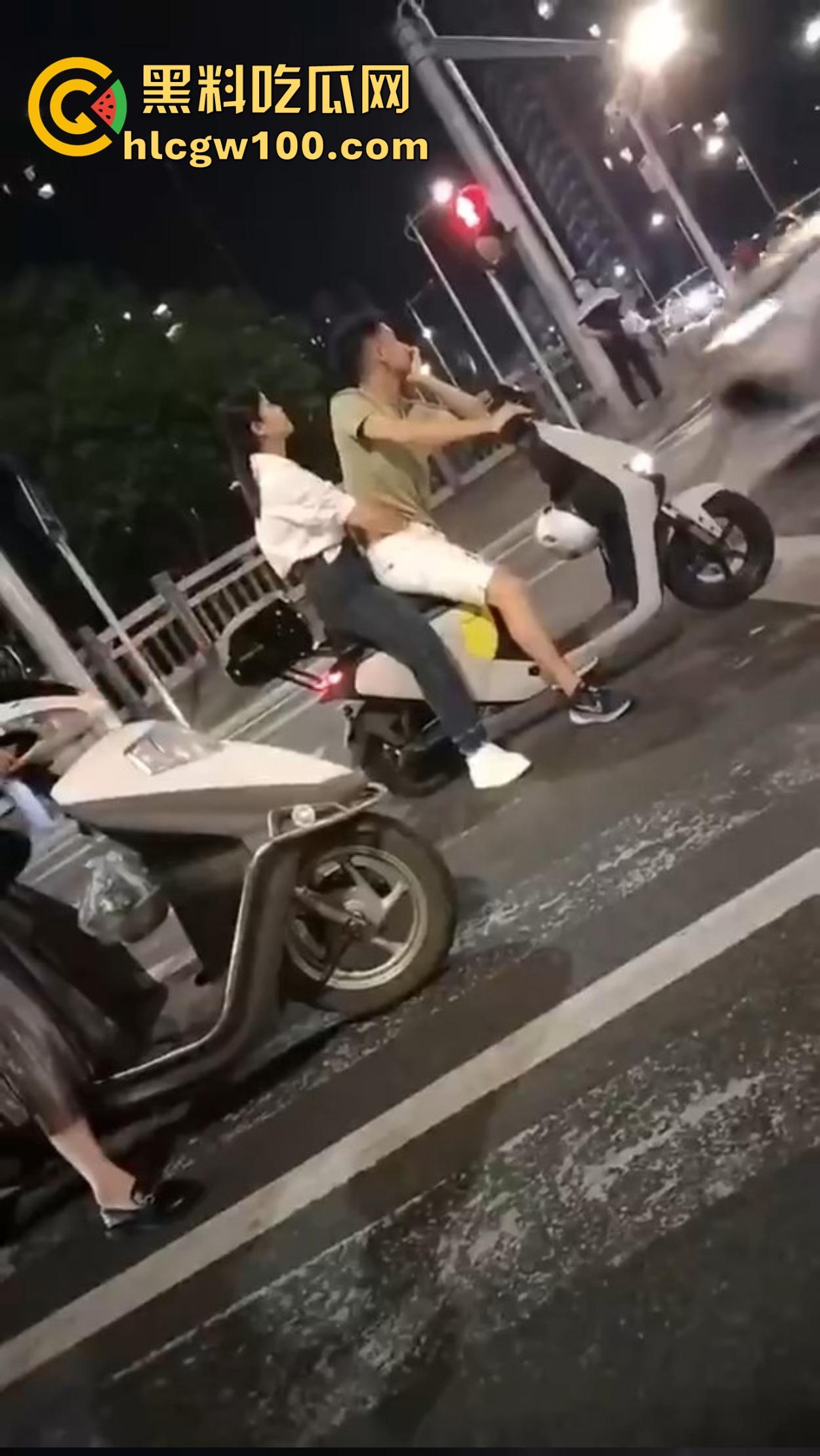 杜卡迪V4保时捷911都不如小牛电动车有排面？毕竟是黄毛精神小妹的专属神车，吃过的逼比你吃过的饭还多！