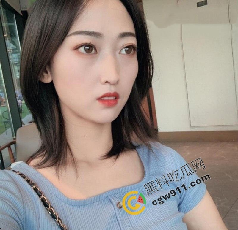 陕西西安极品绿帽夫妻疯狂酒店约炮!娇妻美乳嫩穴被双管齐下,大屌男把骚妻操到浑身颤抖淫水狂流,刺激不已