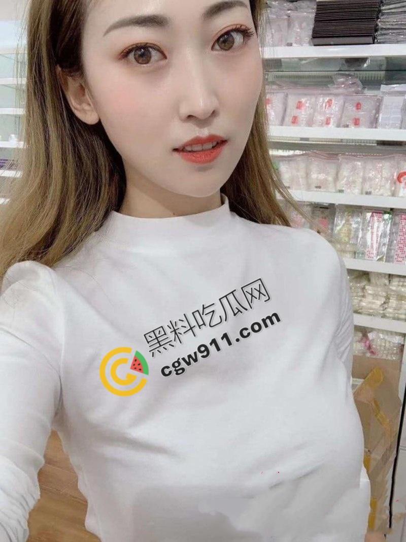 陕西西安极品绿帽夫妻疯狂酒店约炮!娇妻美乳嫩穴被双管齐下,大屌男把骚妻操到浑身颤抖淫水狂流,刺激不已