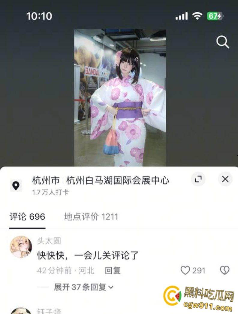 抖音清纯女Coser【鸢饱】,母女联手打造爱情骗局,一年狂揽金主30万,疯狂约炮白虎骚穴被打桩爆操!