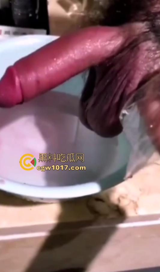 泰国自宫狂人嫌医院贵在家自割巨屌,落地后鸡巴还梆硬,后悔失去这武器,老爸见状怒吼“滚出家门”!