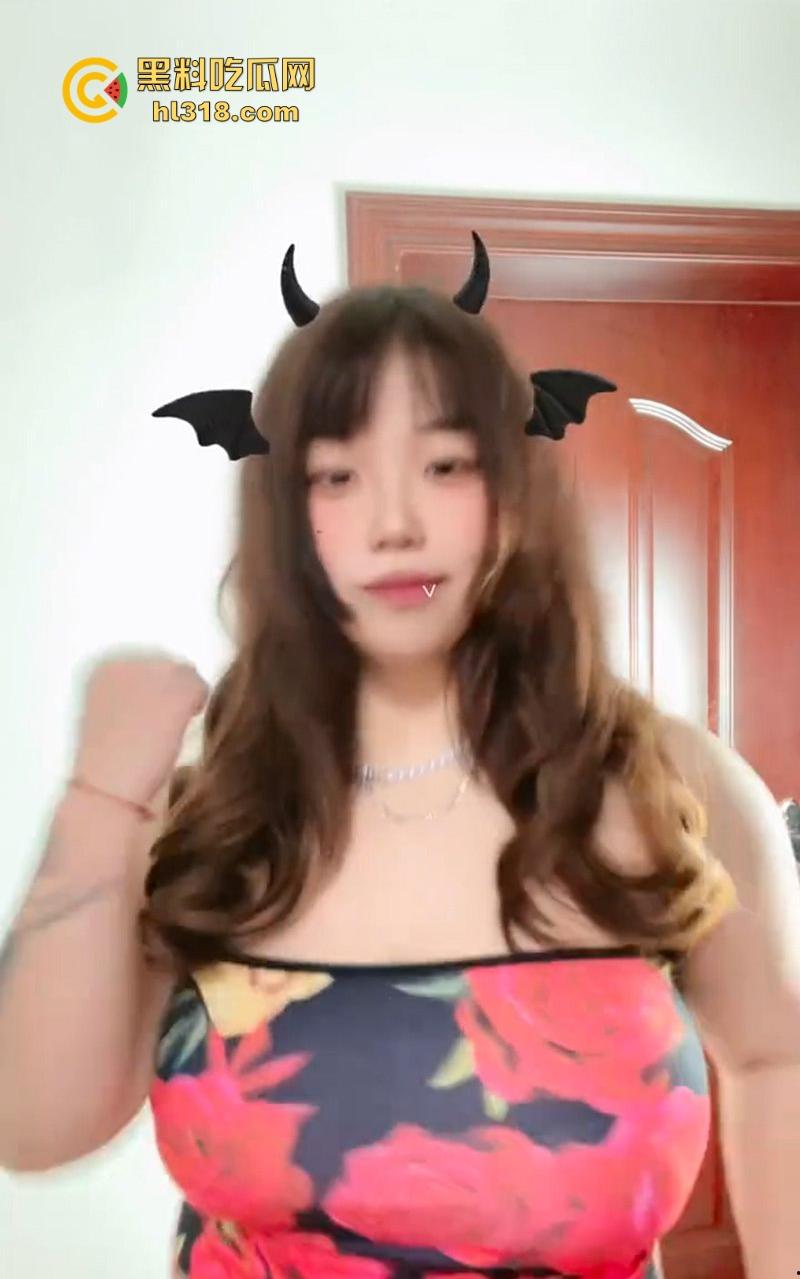 长沙微胖幼师【秦心怡】性爱视频曝光，超级淫娃喜欢约炮的微型坦克，巨大豪乳无比诱惑！