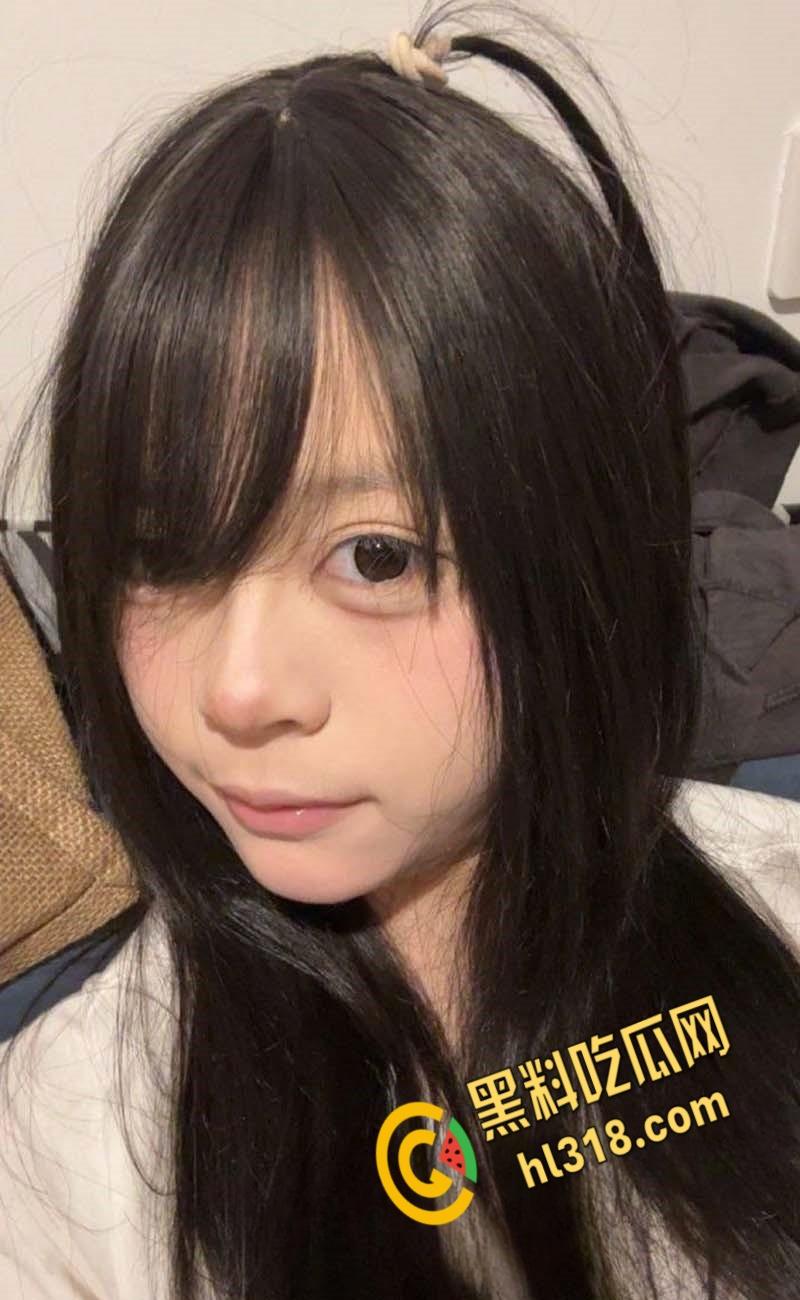 舞蹈学院学生妹【李诗腾】，网恋自拍裸体给男友看，渣男看完后直接发网上曝光，美乳翘臀真的诱人