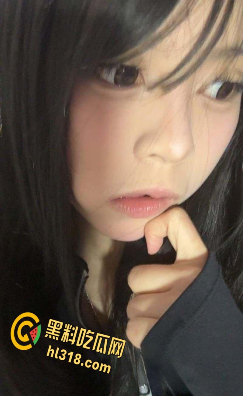 舞蹈学院学生妹【李诗腾】,网恋自拍裸体给男友看,渣男看完后直接发网上曝光,美乳翘臀真的诱人