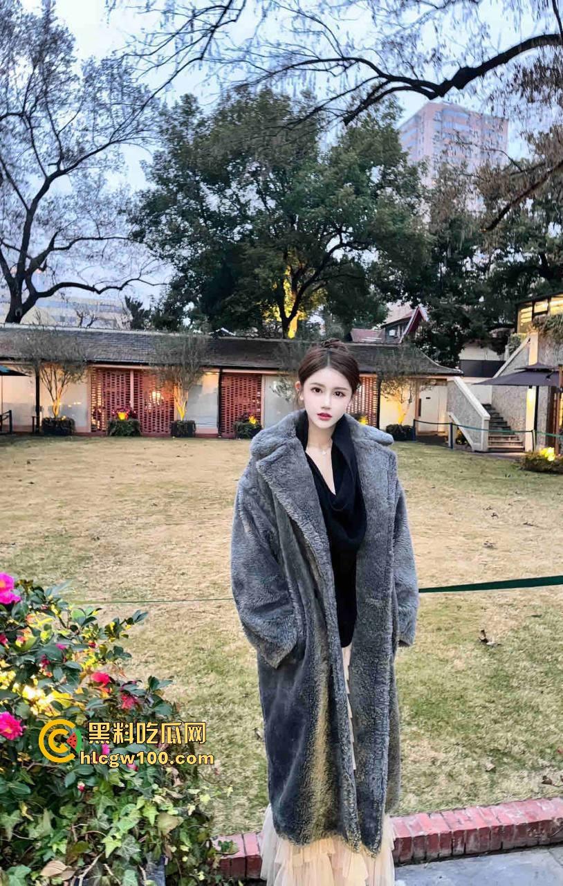 北京大哥路边发情当街怼,强按小姐姐头直接开搞,深喉怼到干呕,小姐姐手不知道该放哪,围观路人直看懵逼!