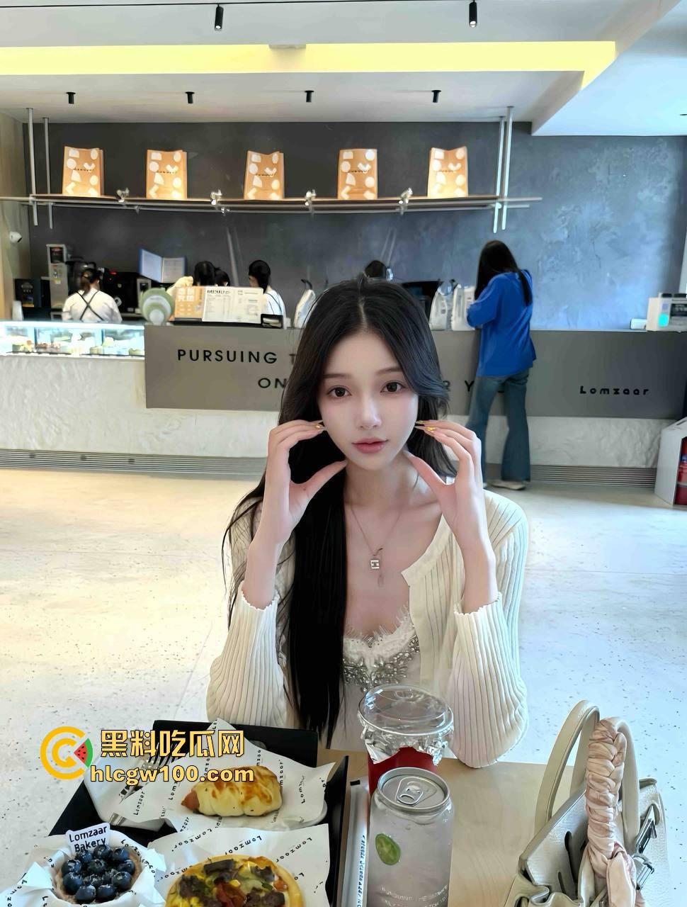 北京大哥路边发情当街怼,强按小姐姐头直接开搞,深喉怼到干呕,小姐姐手不知道该放哪,围观路人直看懵逼!