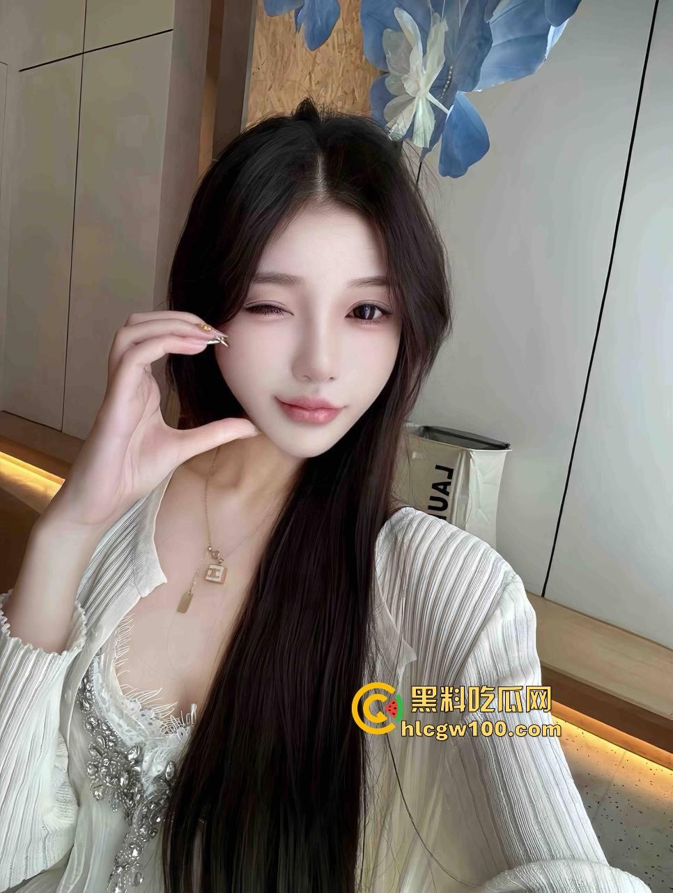 北京大哥路边发情当街怼,强按小姐姐头直接开搞,深喉怼到干呕,小姐姐手不知道该放哪,围观路人直看懵逼!