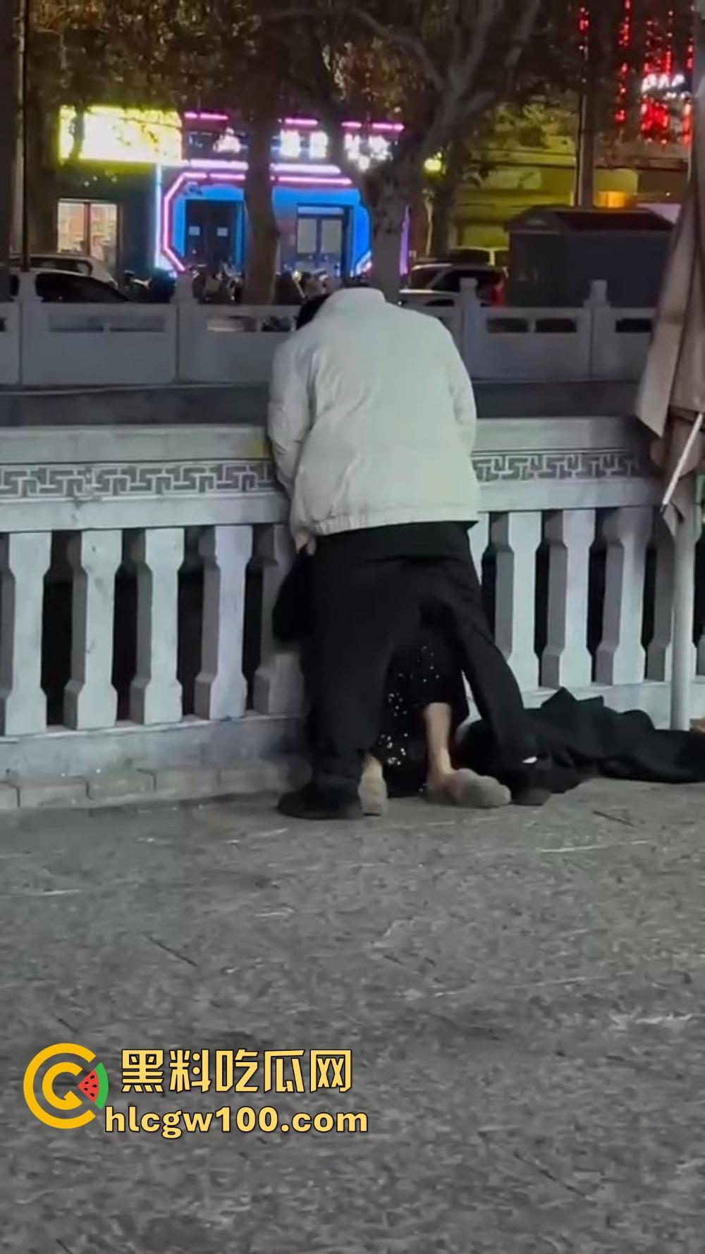 北京大哥路边发情当街怼,强按小姐姐头直接开搞,深喉怼到干呕,小姐姐手不知道该放哪,围观路人直看懵逼!