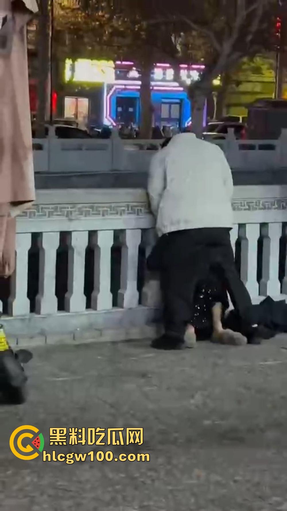 北京大哥路边发情当街怼,强按小姐姐头直接开搞,深喉怼到干呕,小姐姐手不知道该放哪,围观路人直看懵逼!