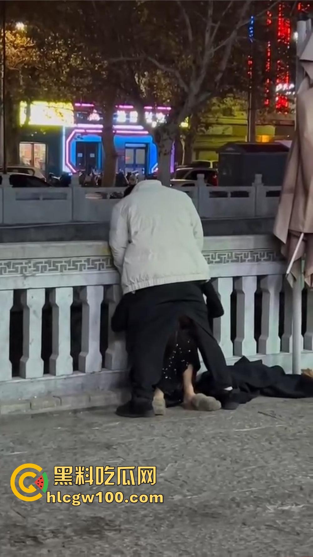 北京大哥路边发情当街怼,强按小姐姐头直接开搞,深喉怼到干呕,小姐姐手不知道该放哪,围观路人直看懵逼!