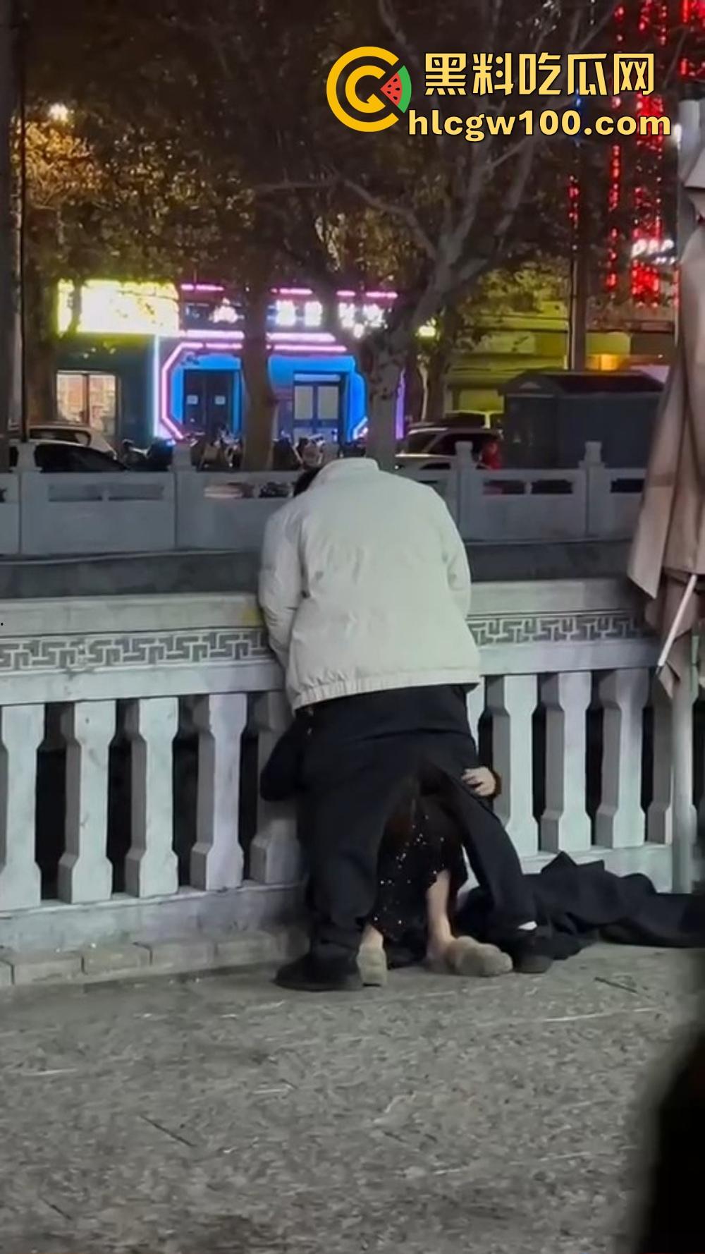 北京大哥路边发情当街怼,强按小姐姐头直接开搞,深喉怼到干呕,小姐姐手不知道该放哪,围观路人直看懵逼!