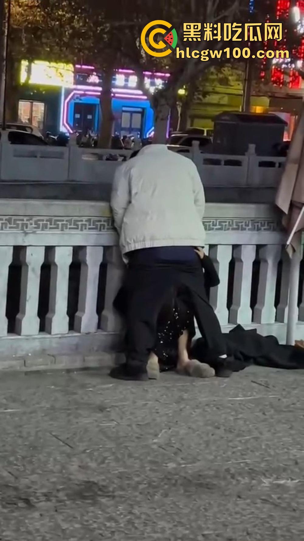 北京大哥路边发情当街怼,强按小姐姐头直接开搞,深喉怼到干呕,小姐姐手不知道该放哪,围观路人直看懵逼!