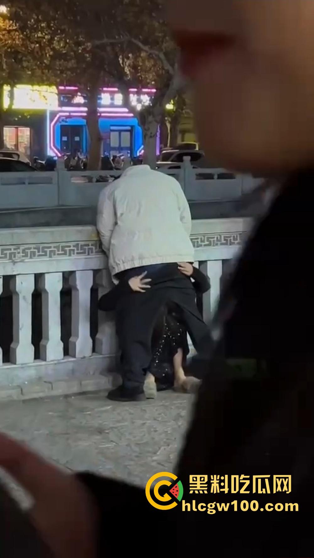 北京大哥路边发情当街怼,强按小姐姐头直接开搞,深喉怼到干呕,小姐姐手不知道该放哪,围观路人直看懵逼!