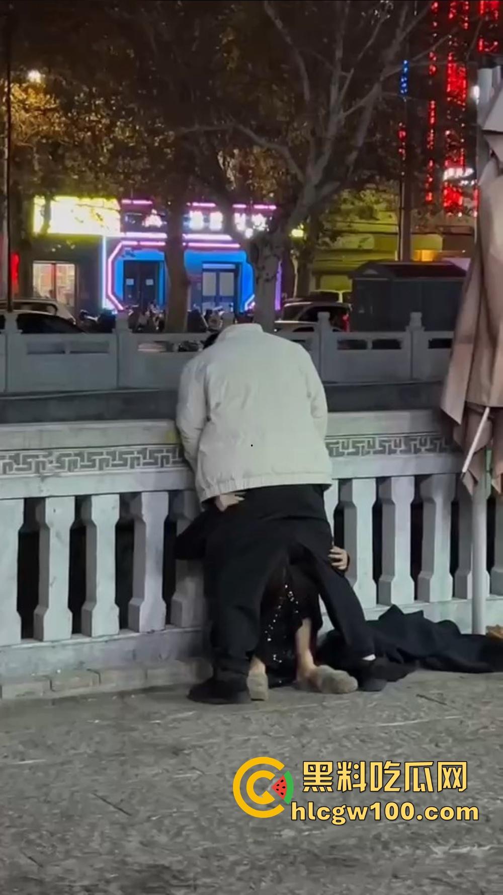 北京大哥路边发情当街怼,强按小姐姐头直接开搞,深喉怼到干呕,小姐姐手不知道该放哪,围观路人直看懵逼!