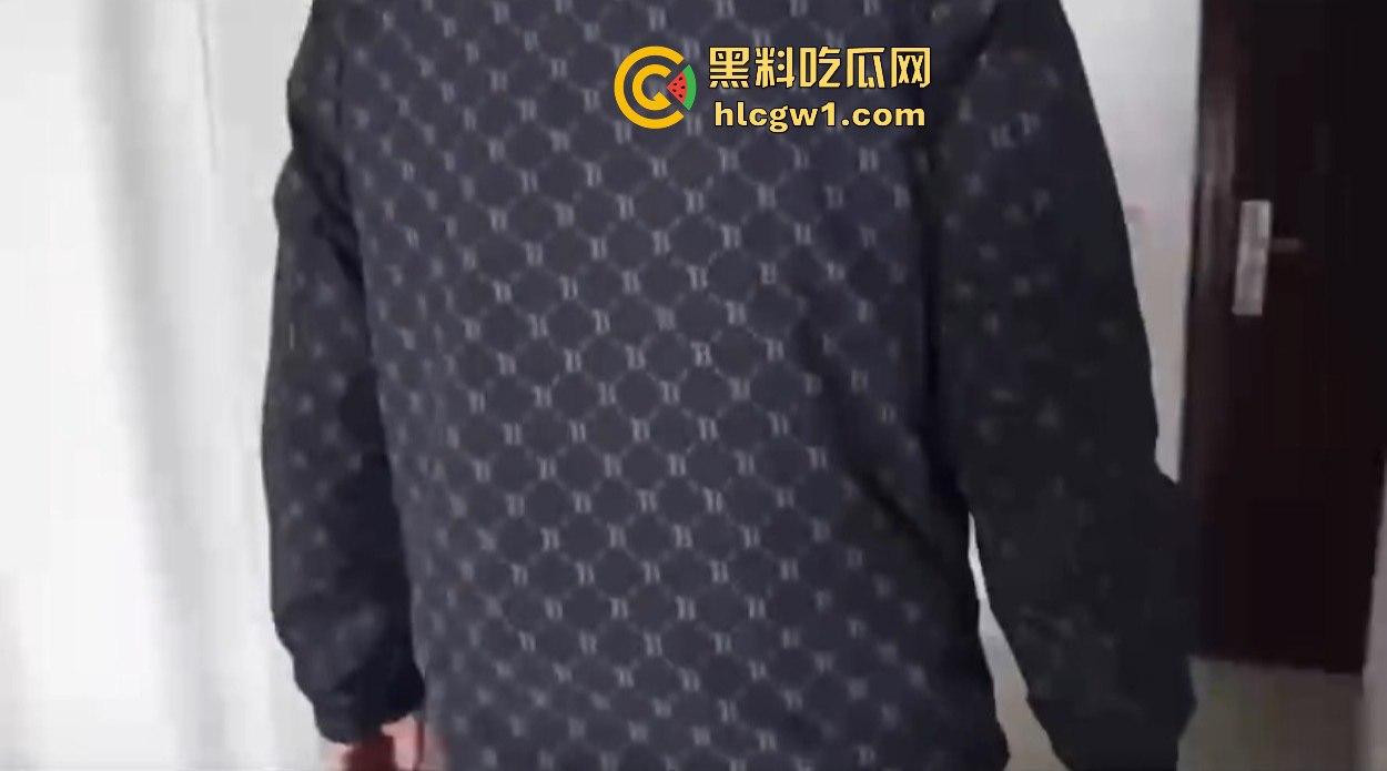 汉中市开锁师傅开门无辜撞见绿油油现场,绿帽现场捉奸,奸夫淫妇正骑马大战,老婆慌得连B都夹紧了!