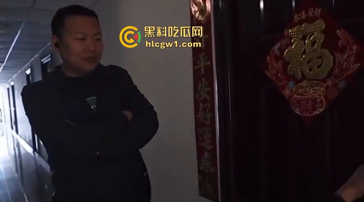 汉中市开锁师傅开门无辜撞见绿油油现场,绿帽现场捉奸,奸夫淫妇正骑马大战,老婆慌得连B都夹紧了!