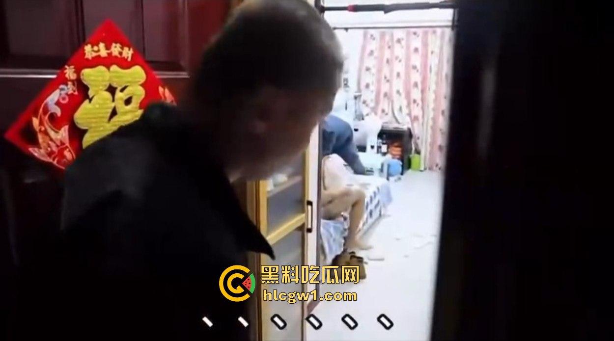 汉中市开锁师傅开门无辜撞见绿油油现场,绿帽现场捉奸,奸夫淫妇正骑马大战,老婆慌得连B都夹紧了!