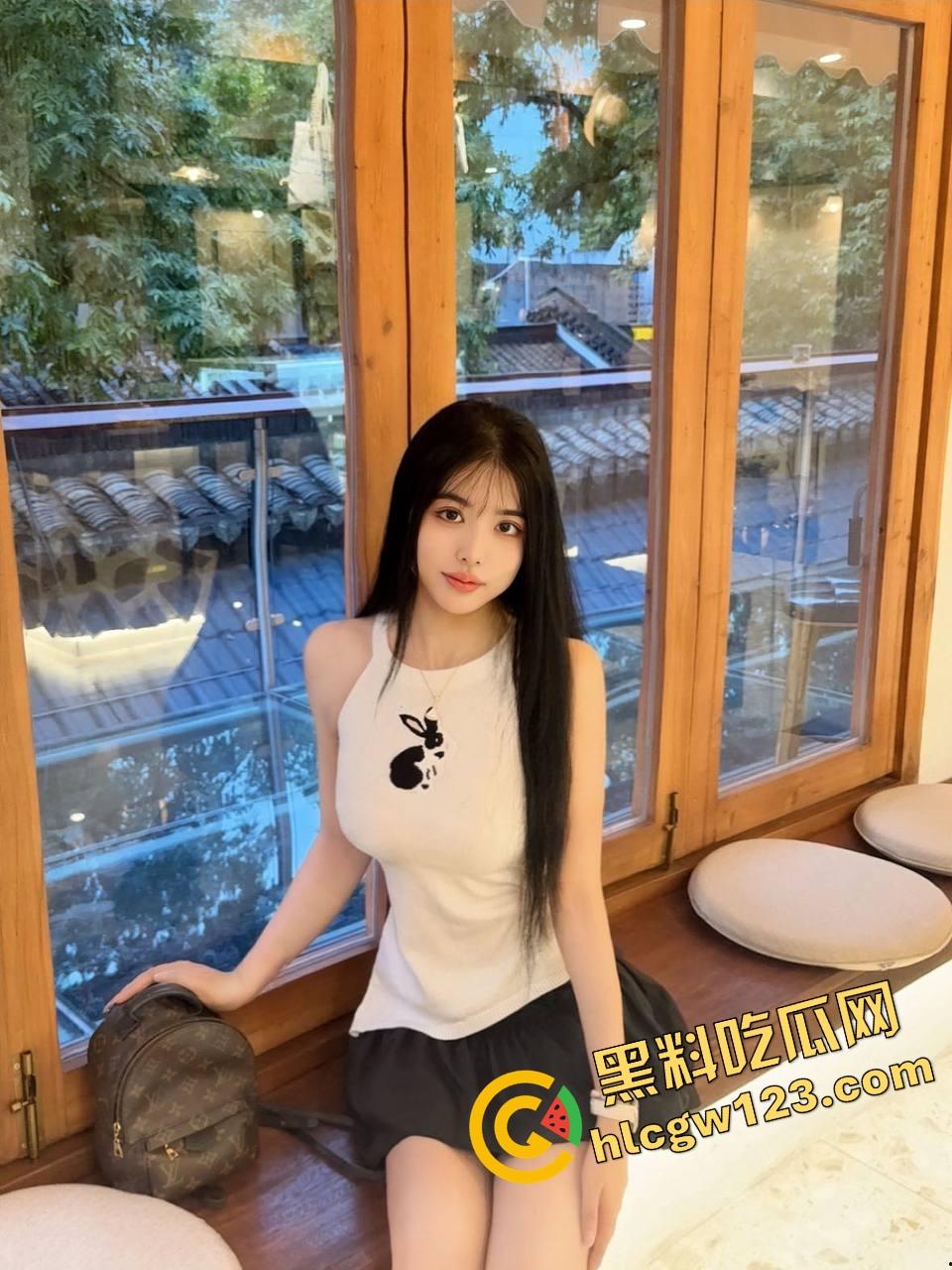 约炮大神睡白袜长靴学姐镜前舔棒到爆炸，黑丝足交舔得肉棒发烫秒杀全场，骚穴深处被顶炸！