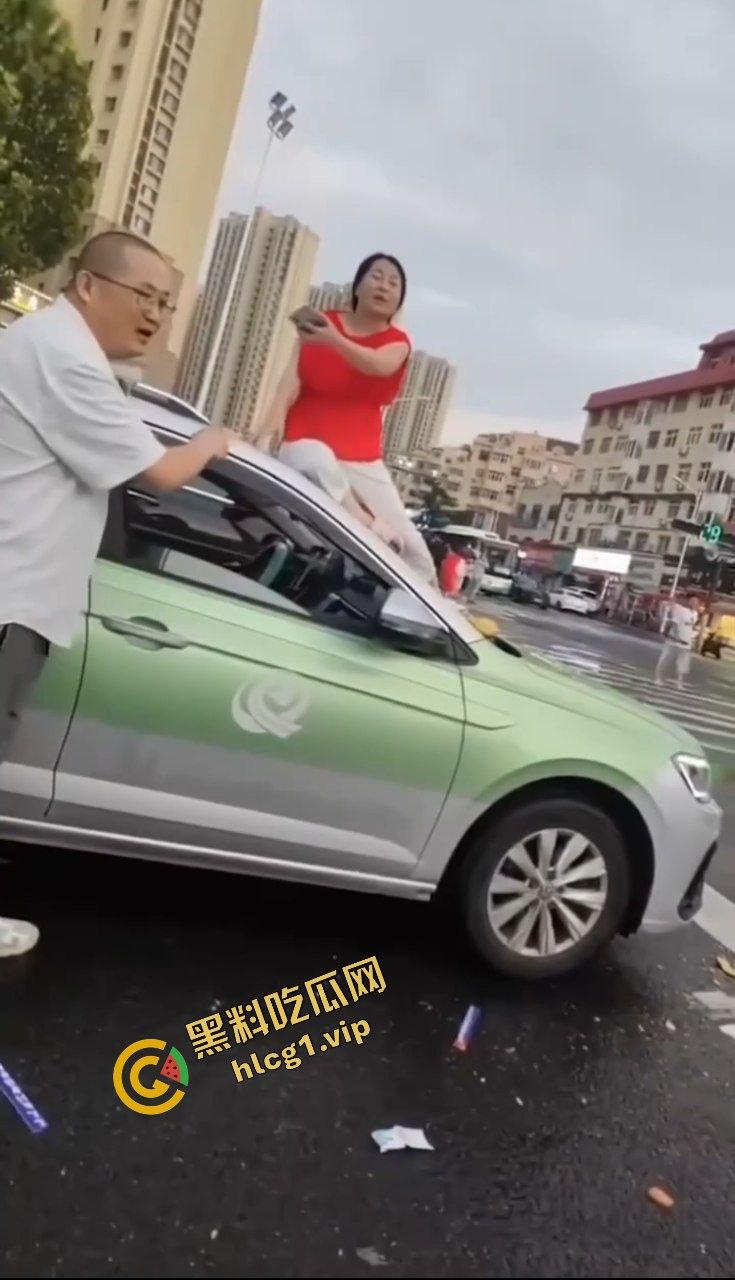 全网疯传大瓜!山东青岛老仙女 与出租车司机起争执 一言不合踩上车顶 脱衣裸体热舞!